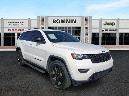 Used 2019 Jeep Grand Cherokee Laredo image 2