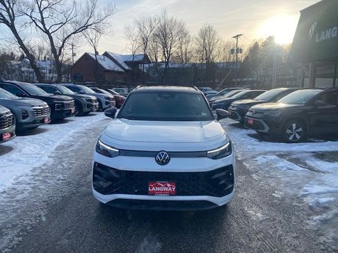New 2025 Volkswagen Tiguan SE R-Line image 2
