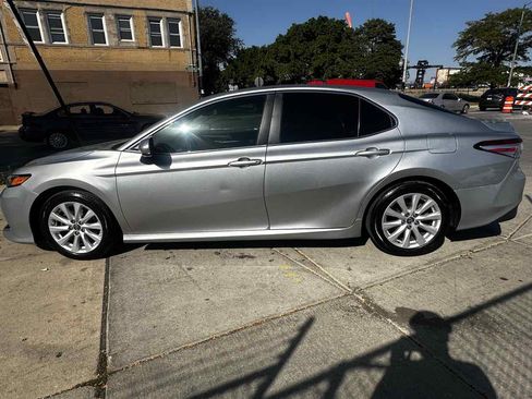 Used 2018 Toyota Camry LE image 7