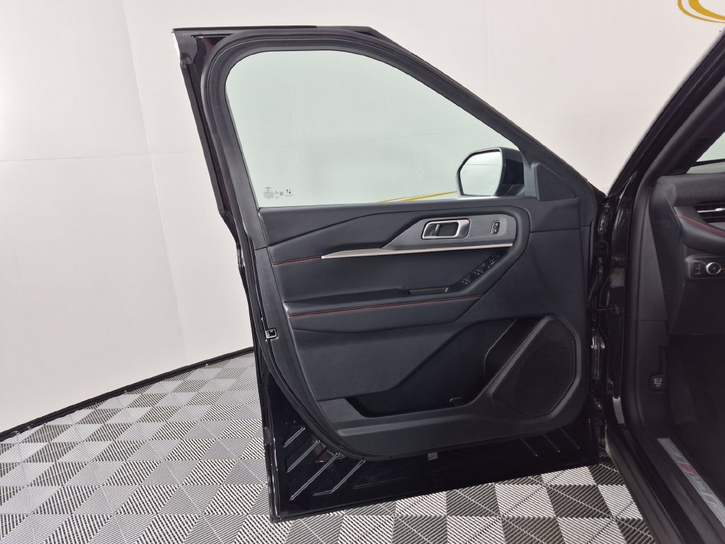 Used 2025 Ford Explorer ST-Line w/ ST-Line Street Pack AWD/4WD image 13