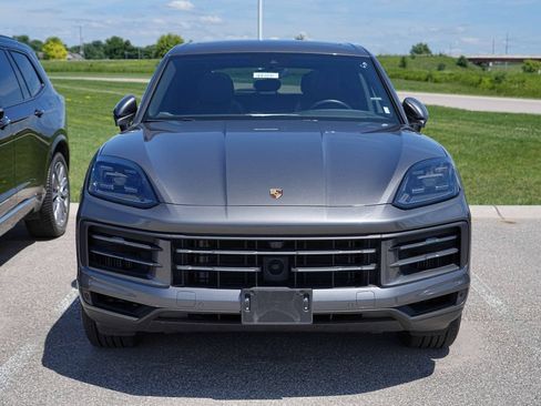 Used 2024 Porsche Cayenne AWD/4WD image 2