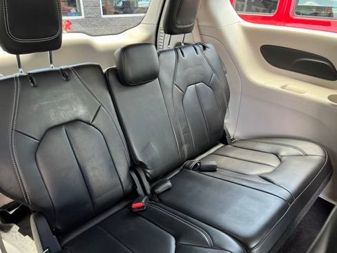 Certified 2023 Chrysler Pacifica Touring-L FWD image 13