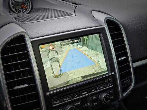 Used 2016 Porsche Cayenne image 18