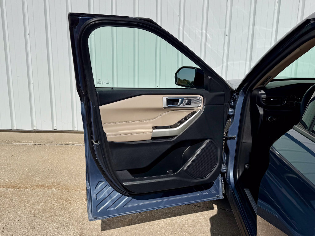 Used 2021 Ford Explorer Limited w/ Equipment Group 301A AWD/4WD image 15