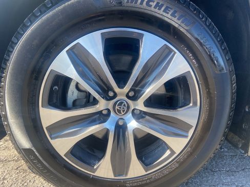 Used 2022 Toyota Highlander XLE image 10