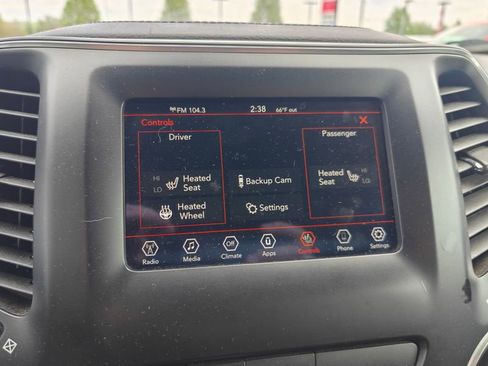 Used 2019 Jeep Cherokee Latitude Plus w/ Cold Weather Group AWD/4WD image 16