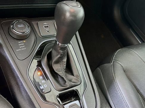 Used 2019 Jeep Cherokee Limited w/ Technology Group AWD/4WD image 24