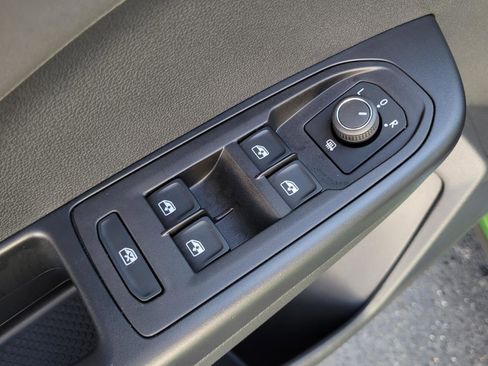 Certified 2025 Volkswagen Taos SE w/ Taos Adventure Package (SXB) FWD image 19