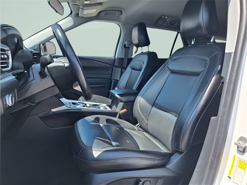 Used 2022 Ford Explorer XLT w/ Equipment Group 202A image 22