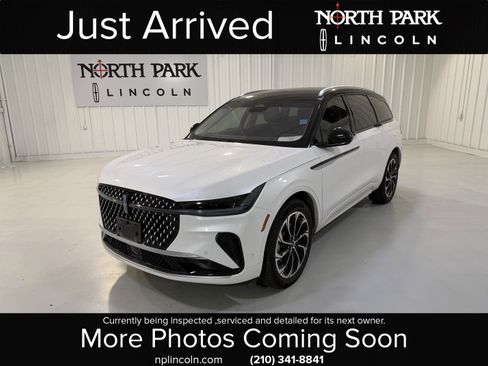 Used 2024 Lincoln Nautilus Reserve image 1