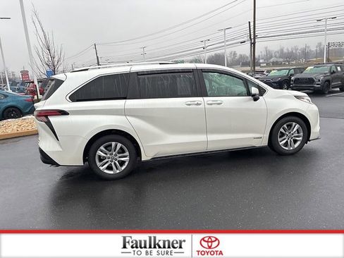 Used 2021 Toyota Sienna Limited image 6