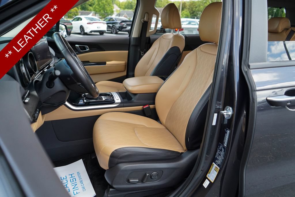 Used 2024 Kia Carnival EX FWD image 6