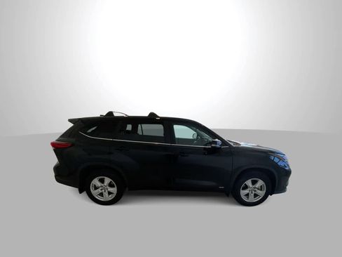 Used 2023 Toyota Highlander LE AWD/4WD image 9