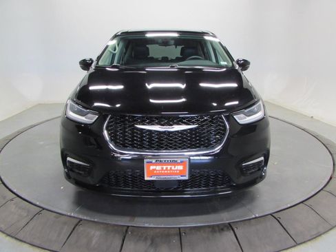 Used 2024 Chrysler Pacifica Touring-L FWD image 2
