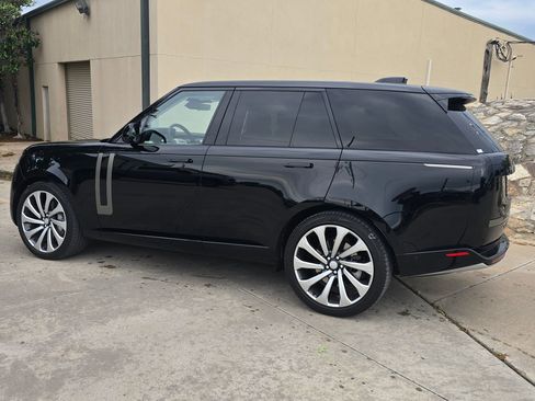 Used 2023 Land Rover Range Rover SE image 2