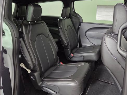 New 2025 Chrysler Pacifica Select image 33