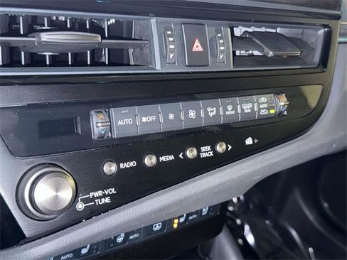 Used 2025 Lexus ES 300h w/ Technology Package image 24