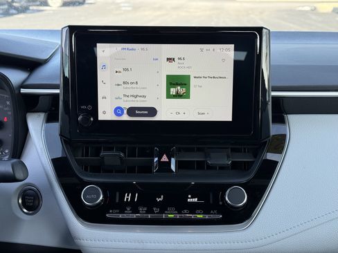 Used 2023 Toyota Corolla SE image 3