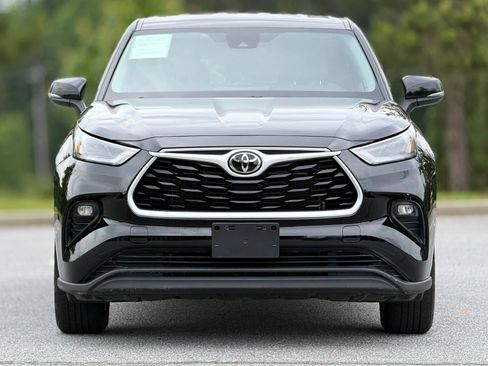 Used 2022 Toyota Highlander LE AWD/4WD image 3