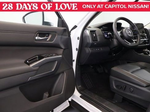 New 2025 Nissan Pathfinder SL image 9