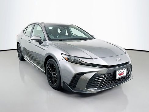 Used 2025 Toyota Camry SE image 3