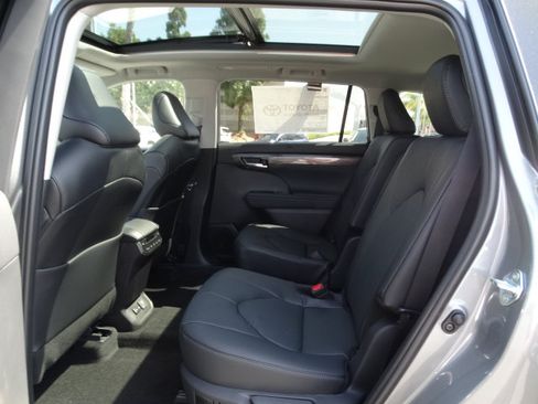New 2026 Toyota Highlander Platinum AWD/4WD image 13