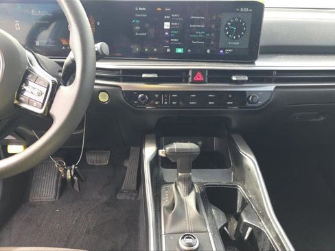 Used 2025 Kia Sorento LX FWD image 5