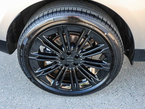 New 2026 Land Rover Range Rover Long Wheelbase SE image 13