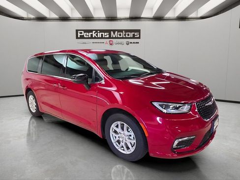 Used 2025 Chrysler Pacifica Select FWD image 8