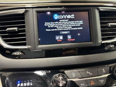 Used 2019 Chrysler Pacifica Touring-L image 20