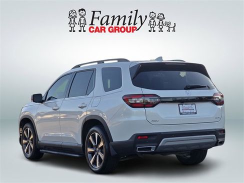 Used 2025 Honda Pilot Elite image 3