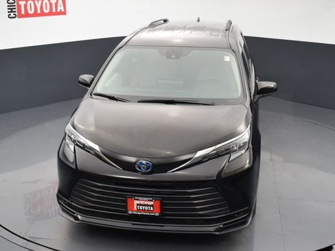 Used 2025 Toyota Sienna LE image 24