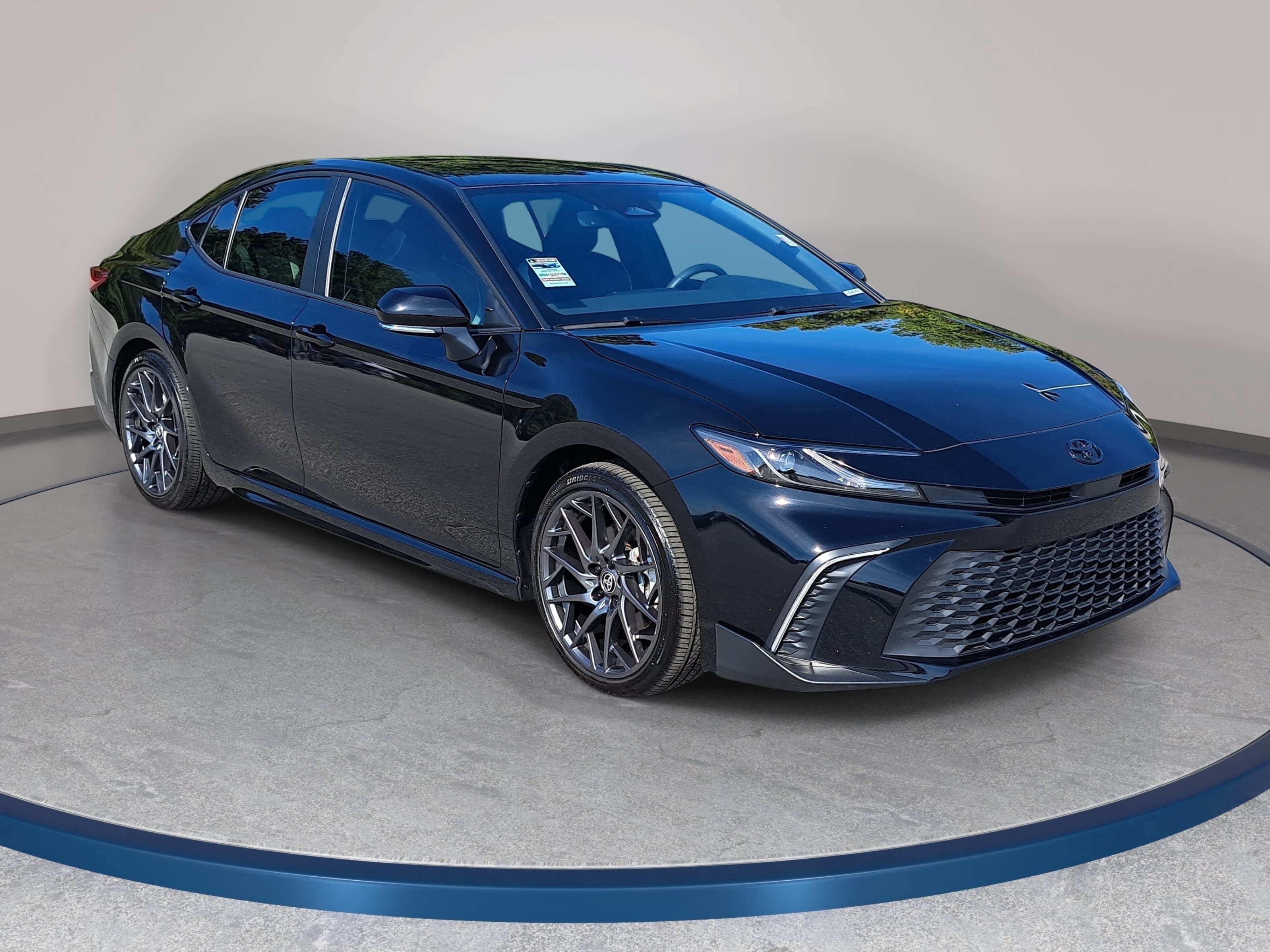 Used 2025 Toyota Camry SE w/ Convenience Package FWD image 3