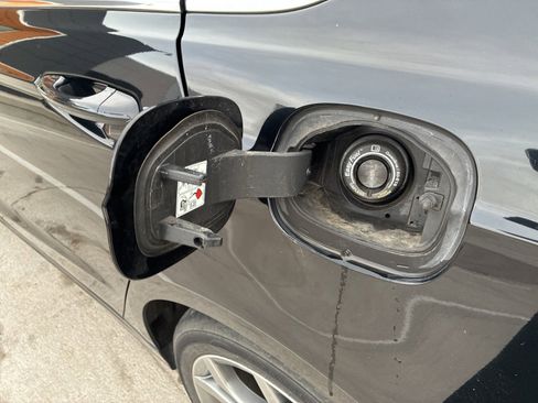 Used 2017 Ford Fusion SE w/ Equipment Group 201A image 9