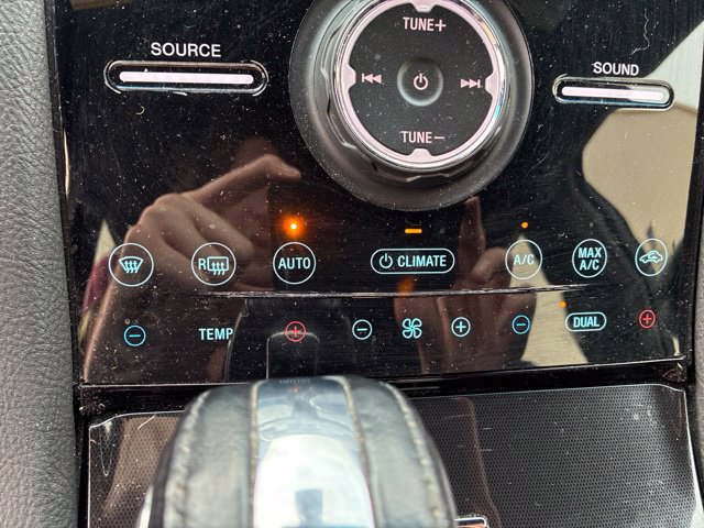 Used 2017 Ford Taurus Limited AWD/4WD image 25
