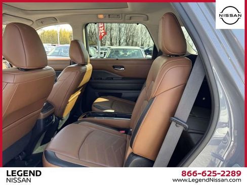 Used 2022 Nissan Pathfinder Platinum AWD/4WD image 12
