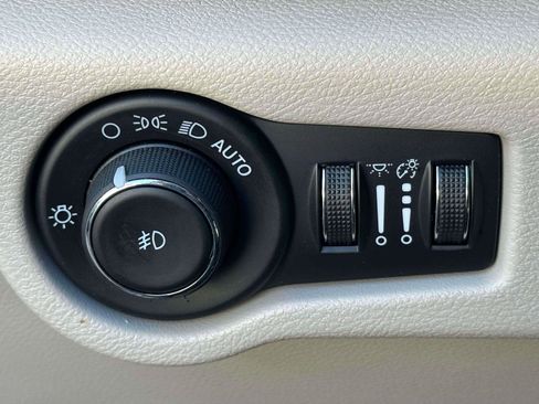 Used 2024 Chrysler Pacifica Touring-L image 17