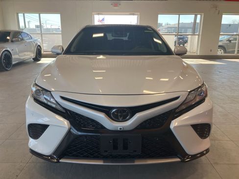 Used 2018 Toyota Camry image 2