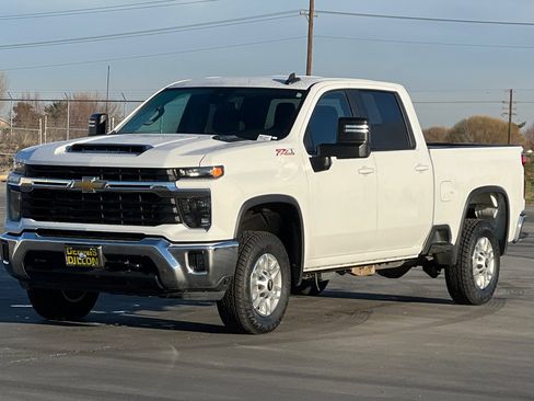 Used 2024 Chevrolet Silverado 2500 LT w/ Convenience Package image 8