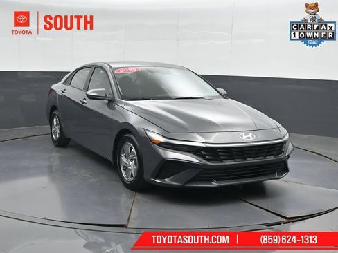 Used 2025 Hyundai Elantra SE FWD image 4