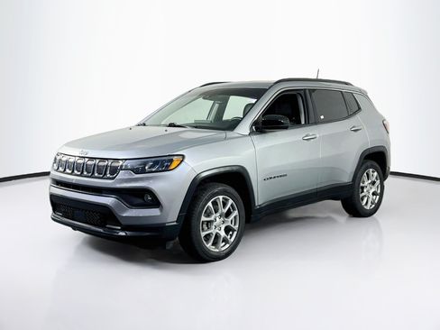 Used 2022 Jeep Compass Latitude w/ Sun and Sound Group AWD/4WD image 1