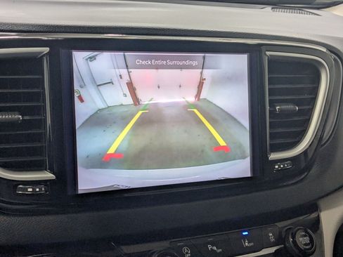 Certified 2024 Chrysler Pacifica Touring-L FWD image 16