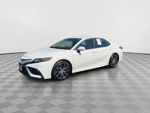 Used 2023 Toyota Camry SE FWD image 4