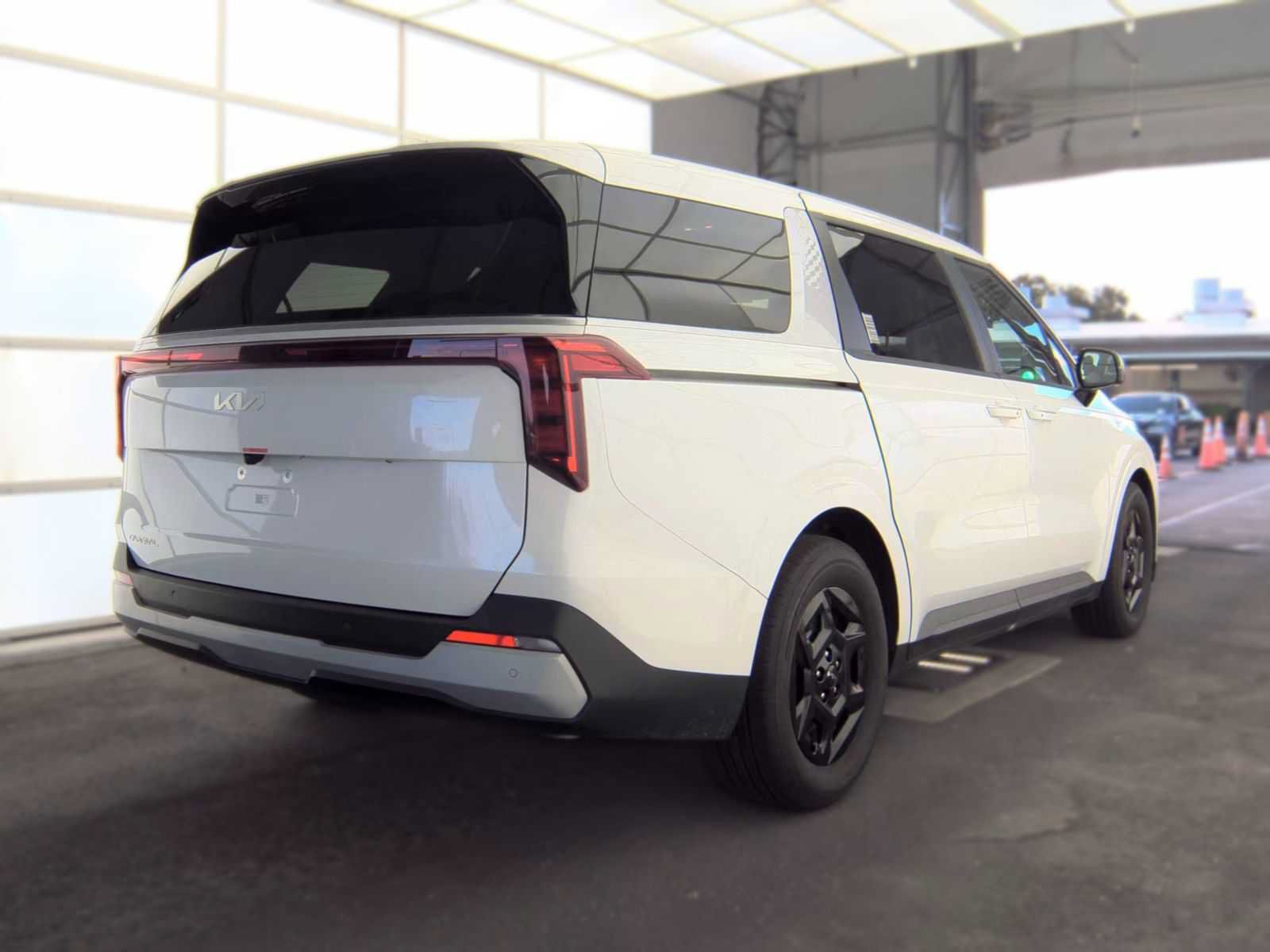 Used 2026 Kia Carnival FWD image 3