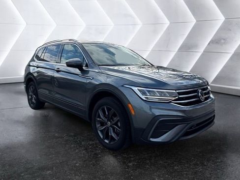 Certified 2023 Volkswagen Tiguan SE w/ Panoramic Sunroof Package image 4