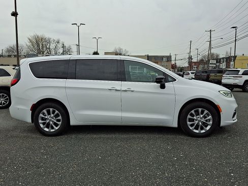 Used 2025 Chrysler Pacifica Select image 7