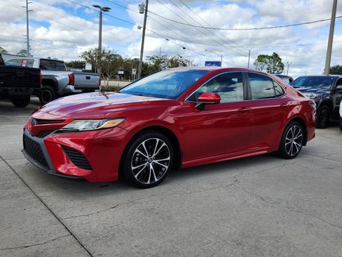 Used 2019 Toyota Camry SE image 3