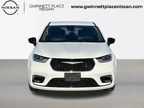 Used 2024 Chrysler Pacifica Touring-L image 2