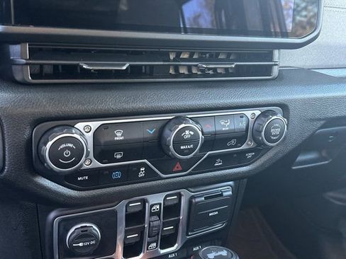 Certified 2025 Jeep Wrangler Willys 4xe image 32