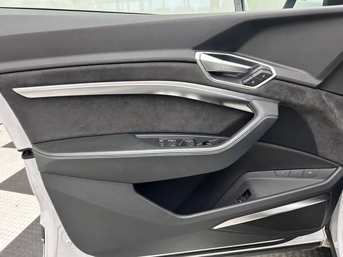 Used 2019 Audi e-tron Prestige w/ Prestige Package AWD/4WD image 10